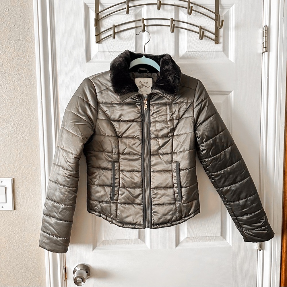 LIKE NEW! Marilyn & Me collar detail quilted short puffer jacket